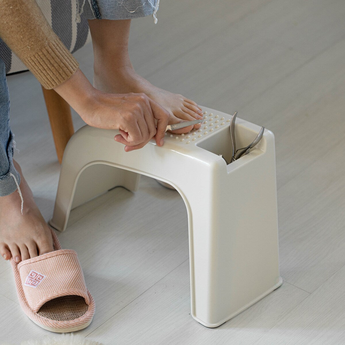 Shower Footrest, White Bath Foot Stool for Shaving Legs, Spa Footrest Shaving Stool, Shower Foot Procedures Stool With Storage
